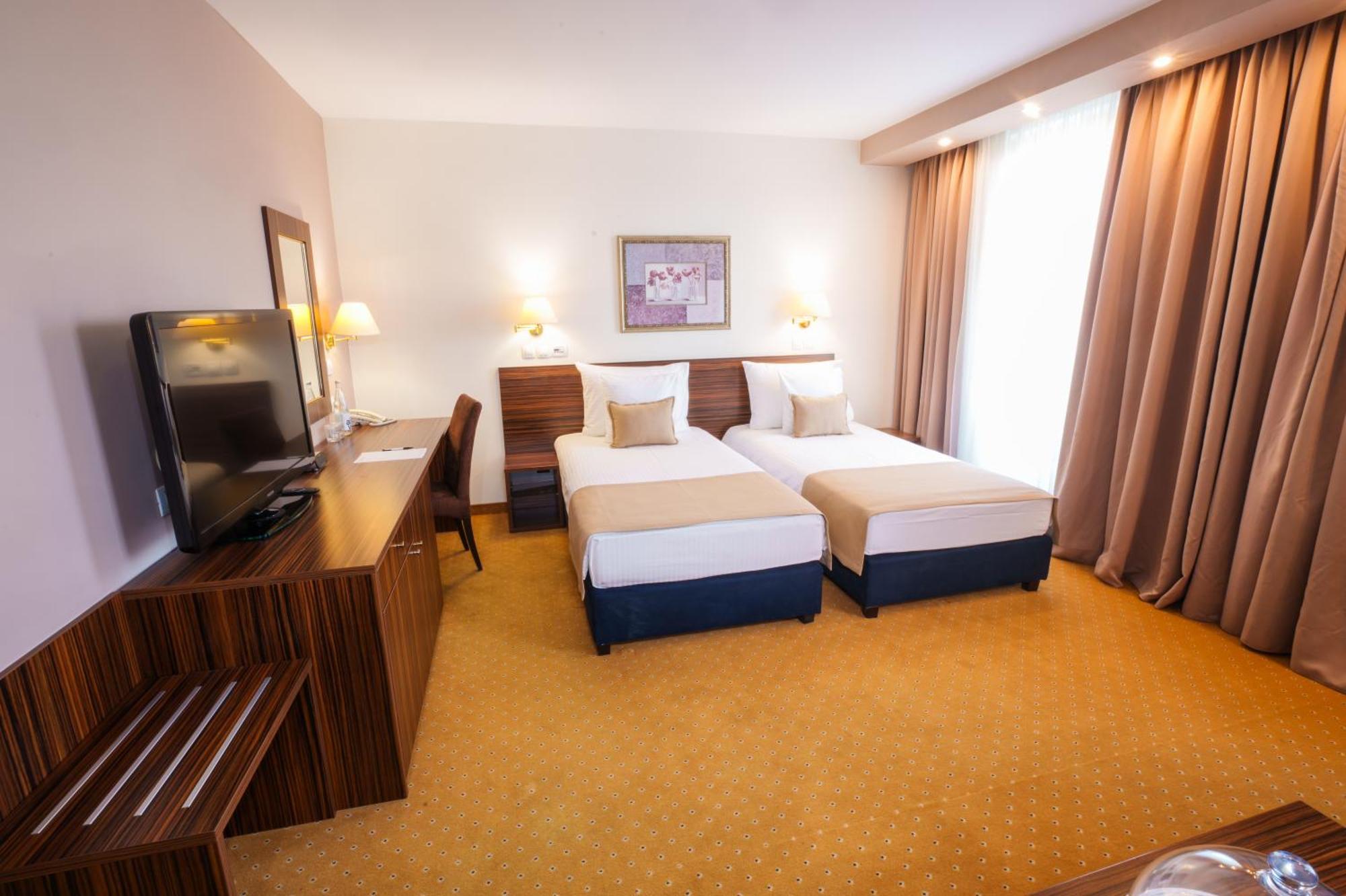 Hotel Monogram Park Ruma Extérieur photo