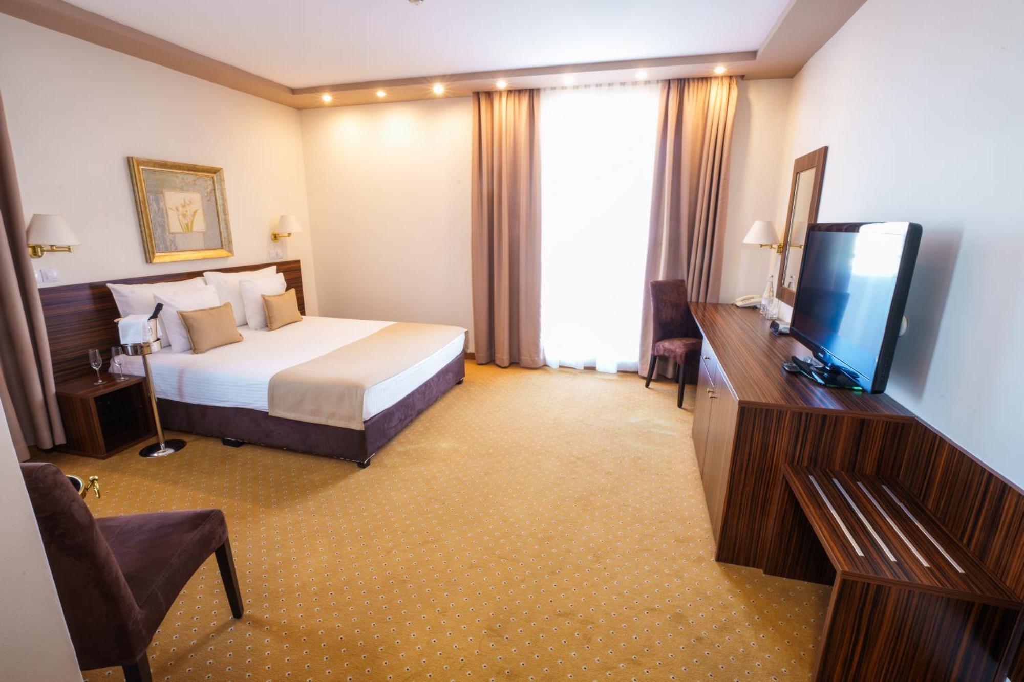 Hotel Monogram Park Ruma Extérieur photo