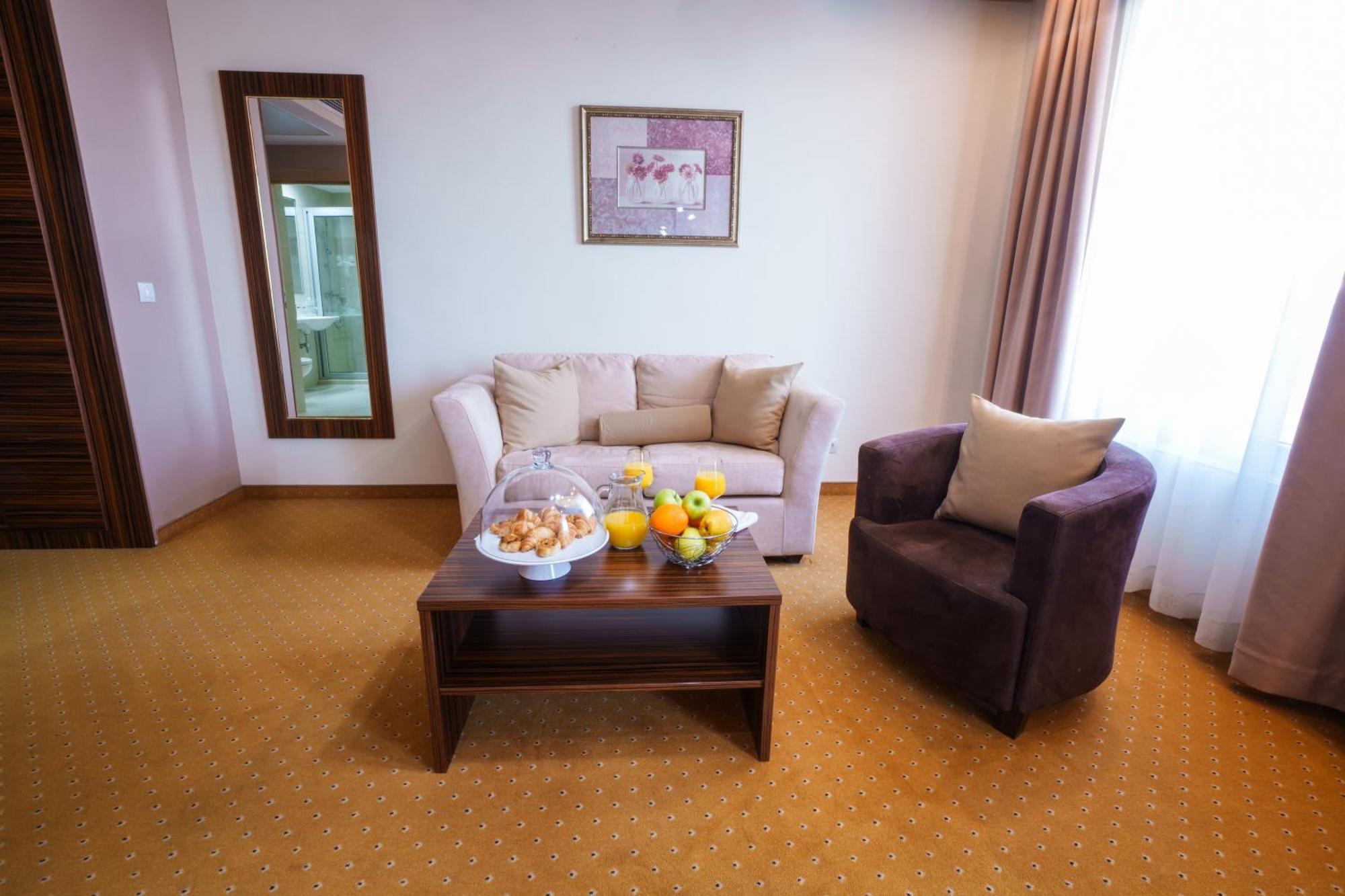 Hotel Monogram Park Ruma Extérieur photo